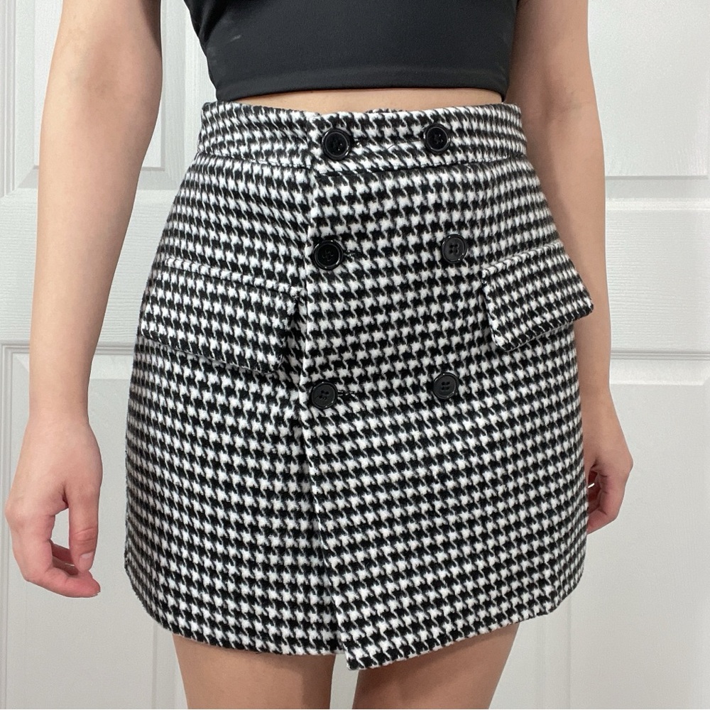 Forever 21 houndstooth black and white wrap mini skirt